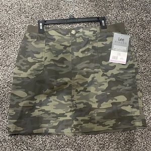 17” stretch waist band, 18” in length